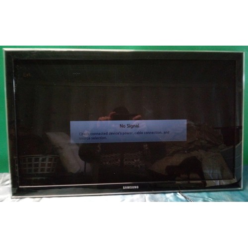 829 - Samsung 32 Inch wall mounted TV. Image flickers, with 8cm light scratch on screen. - Model Number UE... 