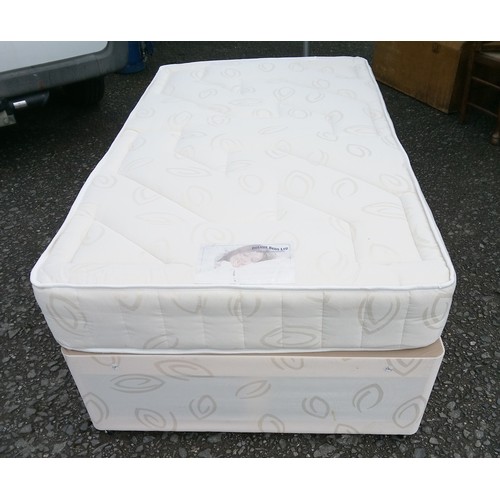 185 - 2x Single Duvan beds with Chardonnay mattress and matching bedsets.