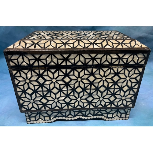 139 - Damascus Mother of Pearl inlaid sewing box / Mirrored jewellery box with red lining and key - 25 x 1... 