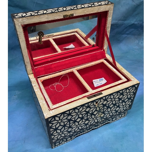 139 - Damascus Mother of Pearl inlaid sewing box / Mirrored jewellery box with red lining and key - 25 x 1... 