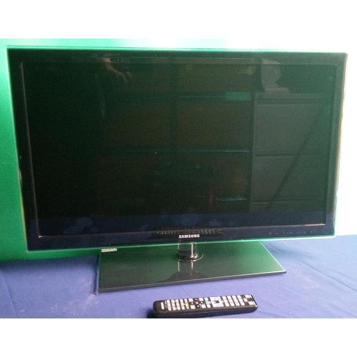 856 - A 32 inch Samsung TV on stand with remote (no power cable) - Model UE32D6520