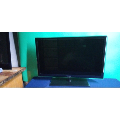 862 - A 32 inch Samsung TV on stand (no remote or power cable) - Model UE32D5520RKXXU