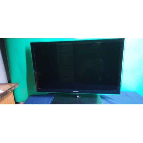 863 - A 32 inch Samsung TV on stand (no remote or power cable) - Model UE32D5520RKXXU