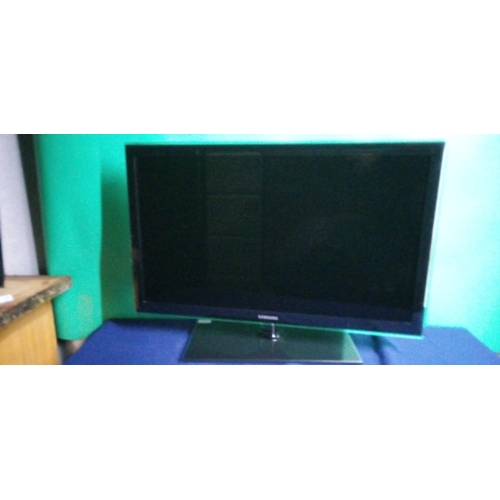 864 - A 32 inch Samsung TV on stand (no remote or power cable) - Model UE32D5520RKXXU