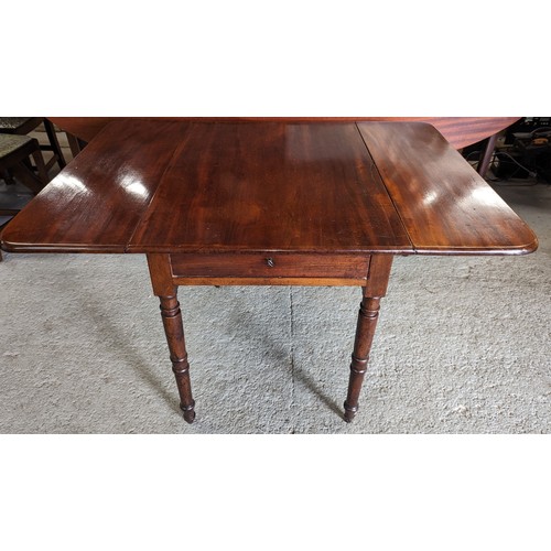 175 - A Victorian Mahogany drop leaf table - 116w x 86d x 69h extended