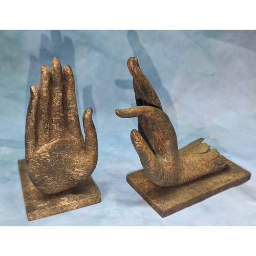 600 - Hands of Peace Book Ends