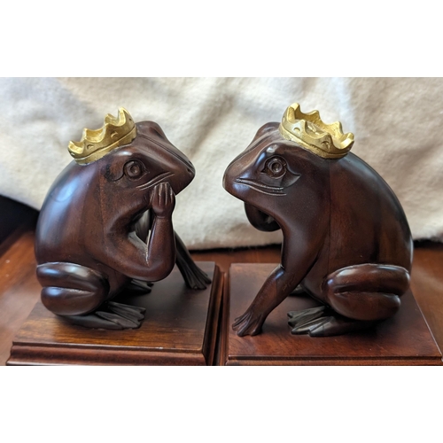 233 - Vintage  Wooden Frog Prince Bookends With Crowns - Made in Indonesia