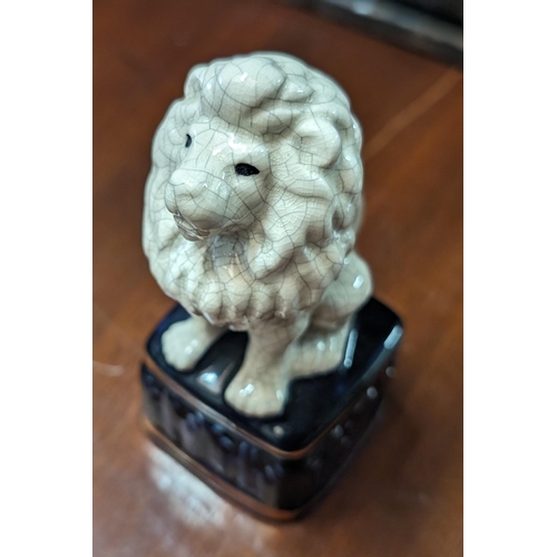 553 - 2x Staffordshire Lion trinket boxes - 14x10 and 11x5cm in size