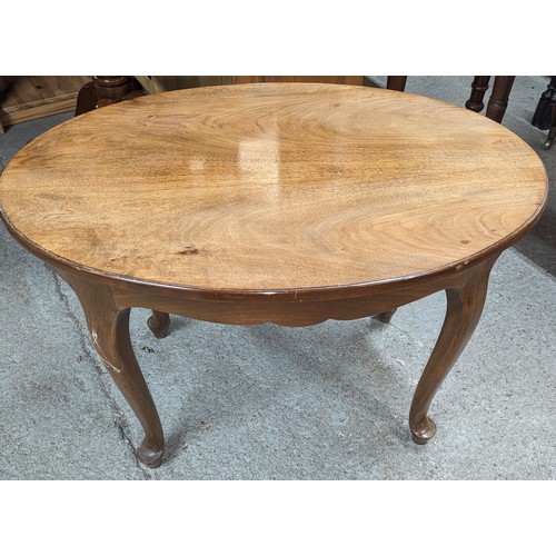 105 - An Oval Occasional Table 79 x 54 x 54cm