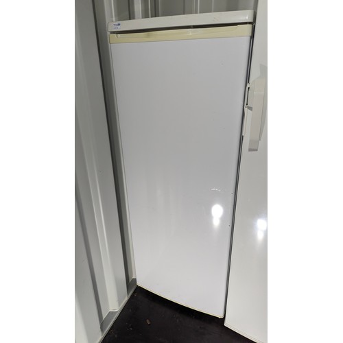 804 - A Currys Essentials Fridge 144 x 55 x 55cm