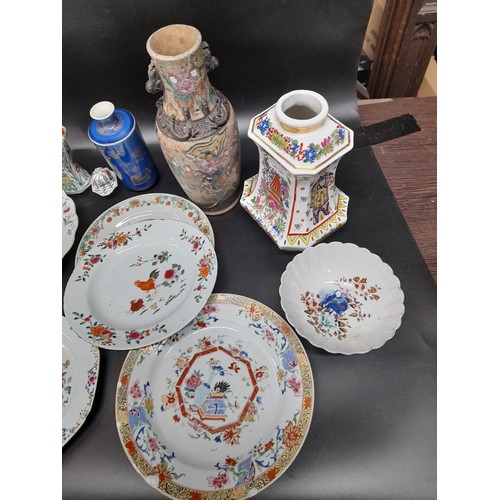 222 - A MIXED GROUP OF CHINESE PORCELAIN WARES, 19TH/20TH CENTURY, the lot includes various baluster vases... 