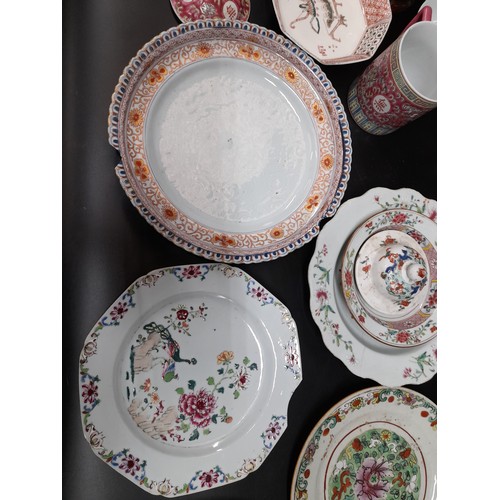 222 - A MIXED GROUP OF CHINESE PORCELAIN WARES, 19TH/20TH CENTURY, the lot includes various baluster vases... 