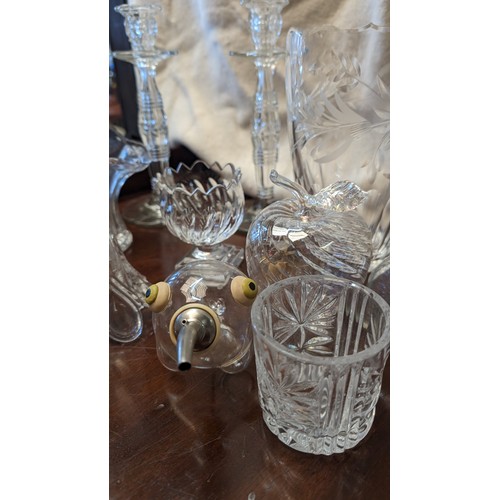 315 - A selection of antique and vintage crystal and glass items including: Vase, basket, apple, wine pour... 