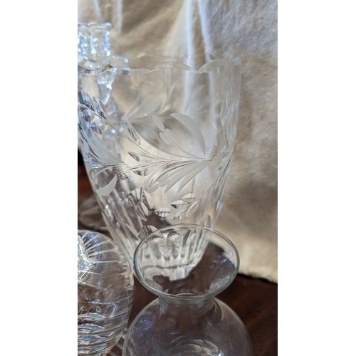 315 - A selection of antique and vintage crystal and glass items including: Vase, basket, apple, wine pour... 