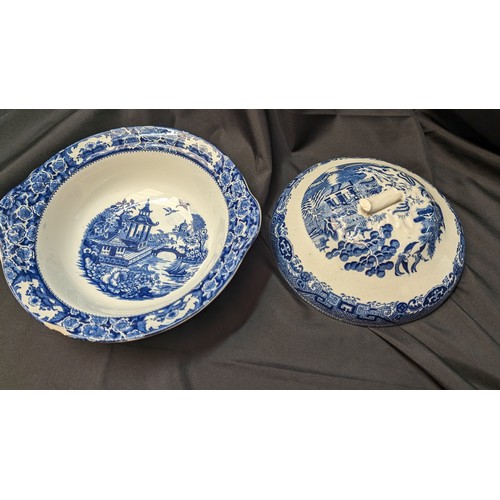 578 - A Collection of Blue and White English Scenes Chinaware