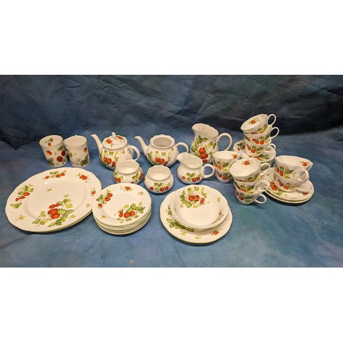 279B - A Quantity of Virgina Strawberry Queens Fine Bone China -Green Rimmed