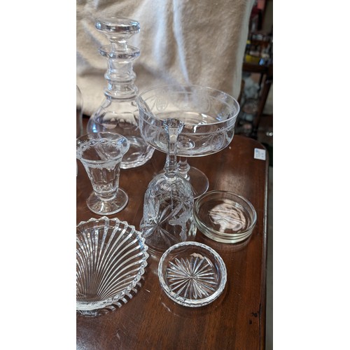 1197 - A selection of vintage crystal and etched glass items x14, including: decanters; plates' dishes and ... 