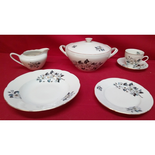 1132 - Floral part dinner service