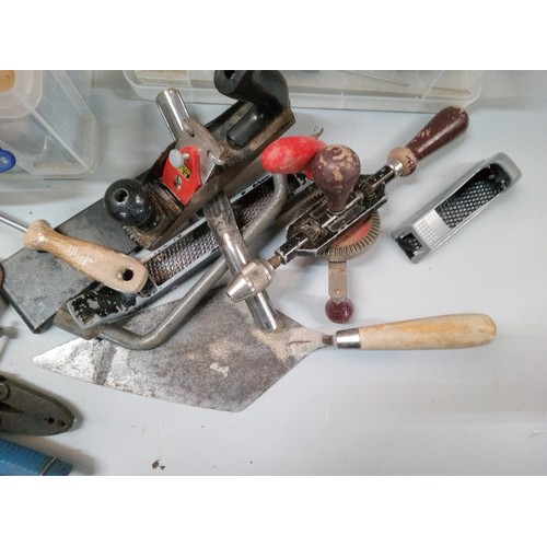 827 - Selection of Mixed hand tools including screwdrivers, plains, trowels, rasps and much more