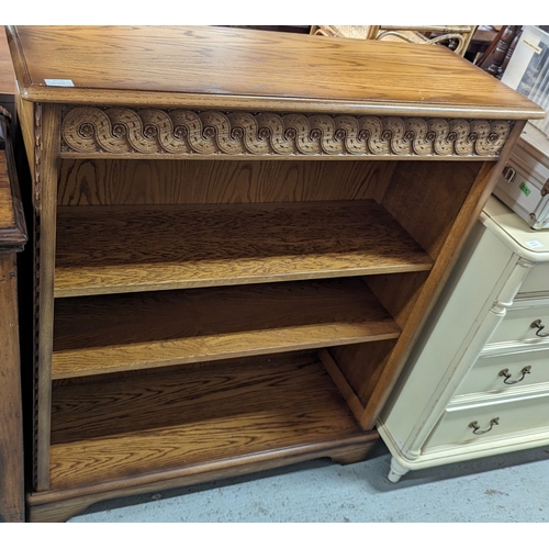 80 - An oak bookshelf with carved detailing - 100 x 112 x 36cm