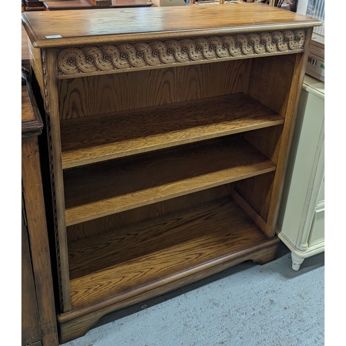 80 - An oak bookshelf with carved detailing - 100 x 112 x 36cm