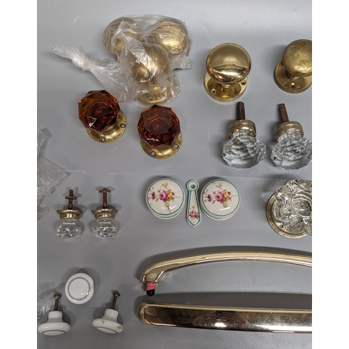 782 - An assortment of brass and other doorknobs