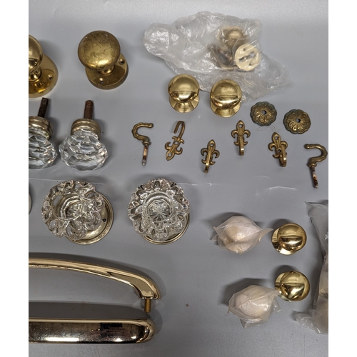 782 - An assortment of brass and other doorknobs