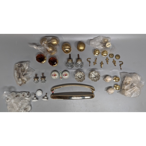 782 - An assortment of brass and other doorknobs