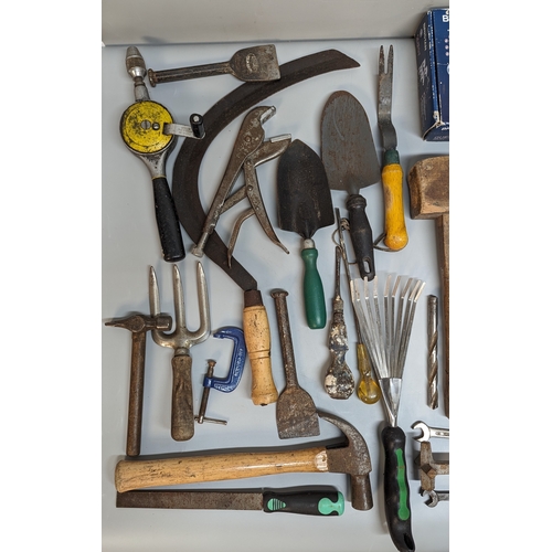 982 - A selection of mixed tools including garden, decorating and more