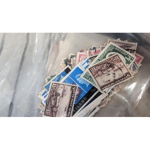 476 - A large quantity of loose stamps of Great Britain, The Commonwealth and other Worldwide stamps, plus... 