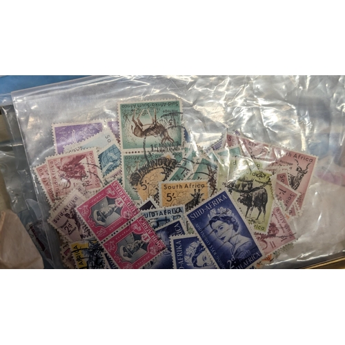 476 - A large quantity of loose stamps of Great Britain, The Commonwealth and other Worldwide stamps, plus... 