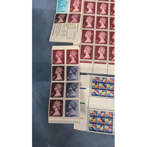 489 - Unmounted Great British postage stamps including: 

100x 1/2p - 100x 1p - 21x 9p - 30x 7p - 20x 9p a... 