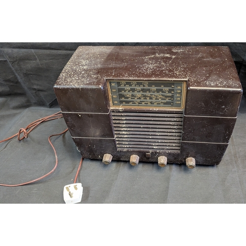 845 - Bakerlite Philco Radio - 32 x 45 x 25cm