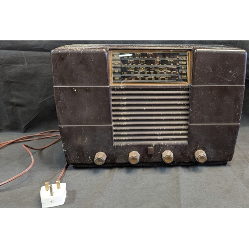 845 - Bakerlite Philco Radio - 32 x 45 x 25cm