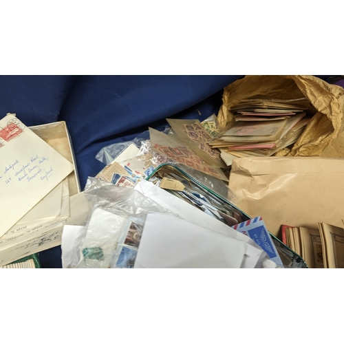 500 - A large quantity of used stamps, School boy albums and vintage tins  - Contains Worldwide, Commonwea... 