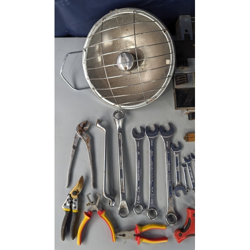 921 - Selection of hand tools, heat lamp, gas burners and more