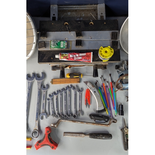 921 - Selection of hand tools, heat lamp, gas burners and more