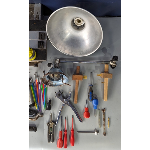 921 - Selection of hand tools, heat lamp, gas burners and more