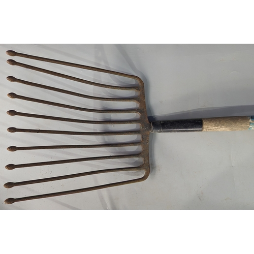 969 - Selection of garden tools including - Shovel fork, pick, and potato fork