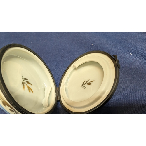 656 - A selection of antique and vintage chinaware including :
Limoge pill box - La Montgolfiere 'Tour de ... 