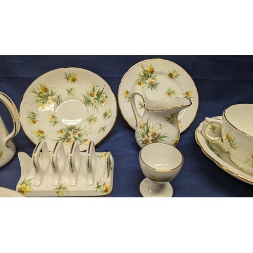 734 - 13 Pieces of Hammersley & Co. , T Goode & Co. LTD London 'Daffodil' Tea set including Toast rack, eg... 