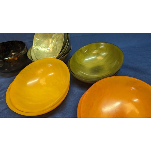 667 - A Selection of Vintage Desert Bowls inc.  - 5 x Handblown Controlled Bubble Bowls on Footed Pedestal... 