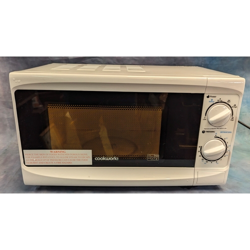 1066 - A Cookworks 700W Microwave - Seen working