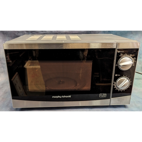 1067 - A Morphy Richards 800W Microwave - seen working