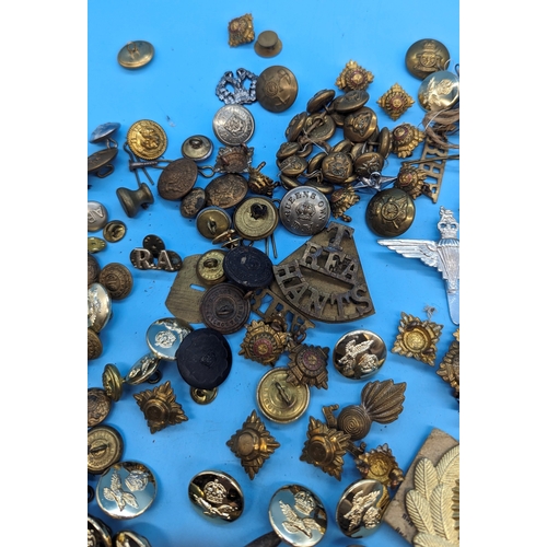 257 - A quantity of military badges and pips - mostly British, plus a Russian cap badge, deactivated bulle... 