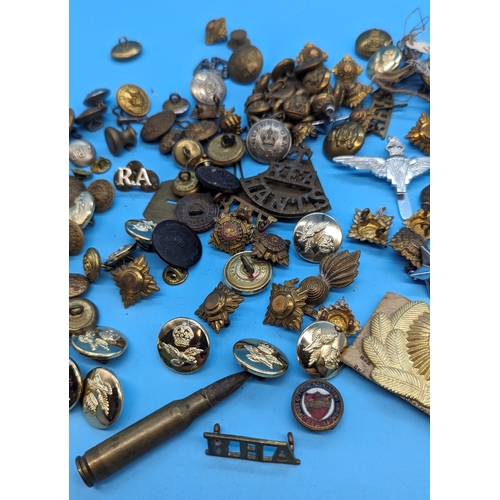 257 - A quantity of military badges and pips - mostly British, plus a Russian cap badge, deactivated bulle... 