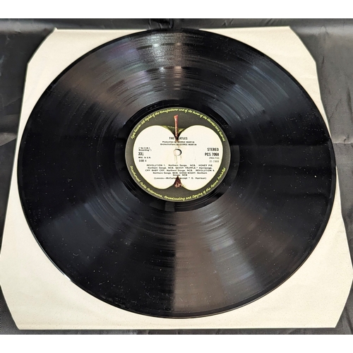 762 - The Beatles White Album 1968 - Side loading cover, Apple Records - Embossed 'Beatles'. Vinyl in very... 