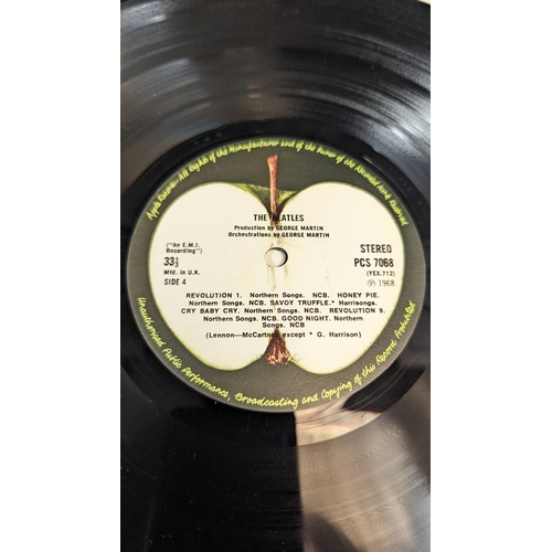 762 - The Beatles White Album 1968 - Side loading cover, Apple Records - Embossed 'Beatles'. Vinyl in very... 