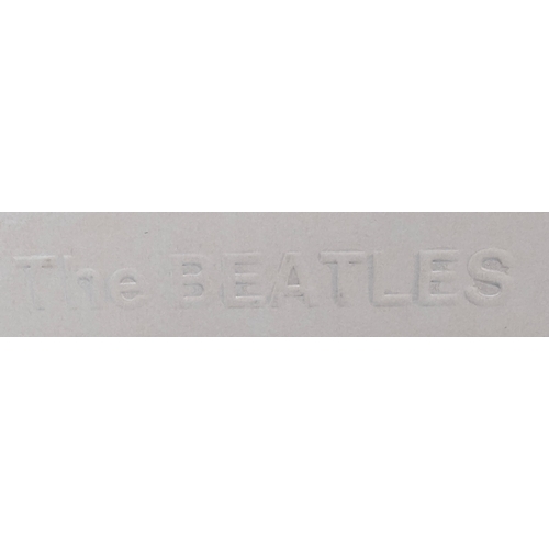 762 - The Beatles White Album 1968 - Side loading cover, Apple Records - Embossed 'Beatles'. Vinyl in very... 