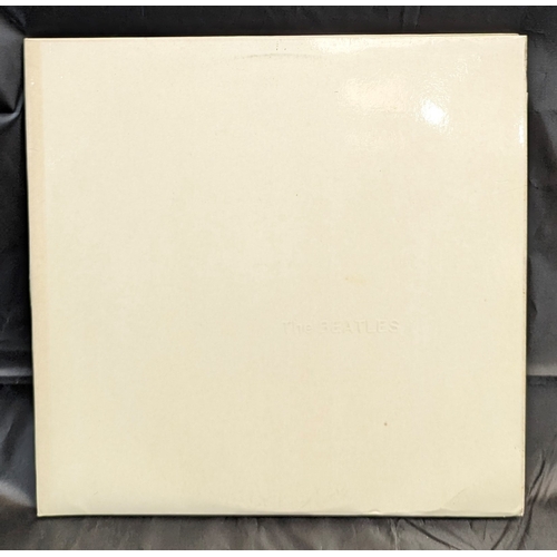 762 - The Beatles White Album 1968 - Side loading cover, Apple Records - Embossed 'Beatles'. Vinyl in very... 